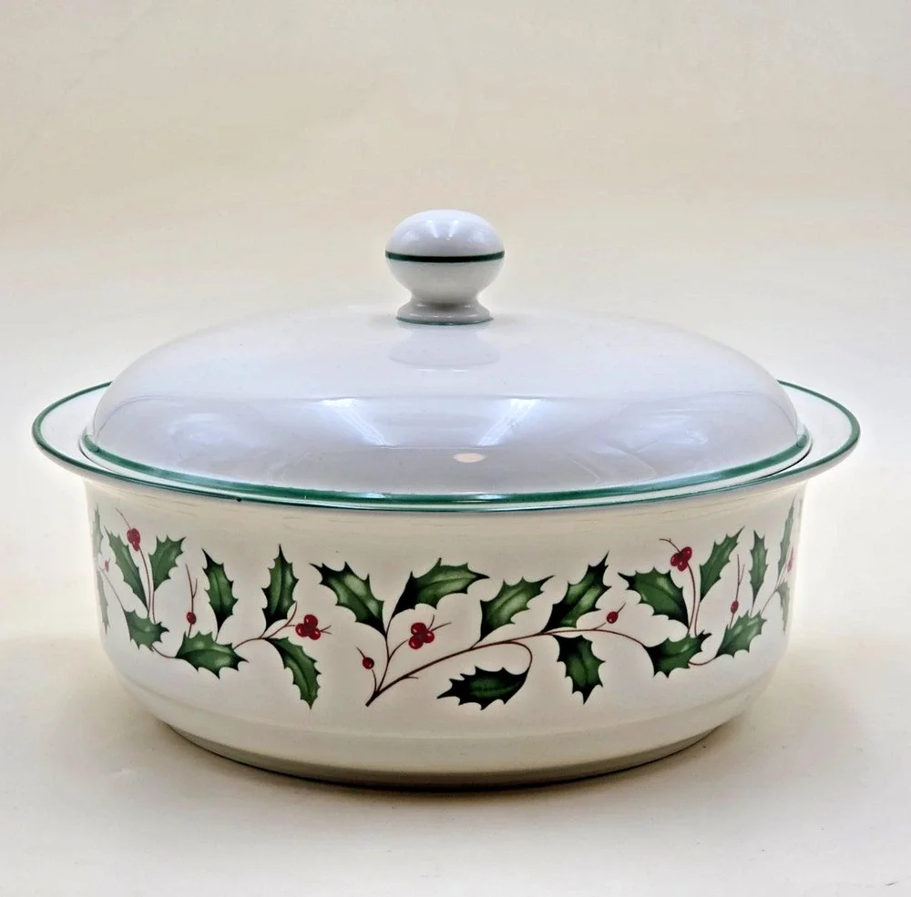 Lenox Holiday Bakeware 2.5 Qt Covered Casserole Dish Holly Berry Microwave Safe